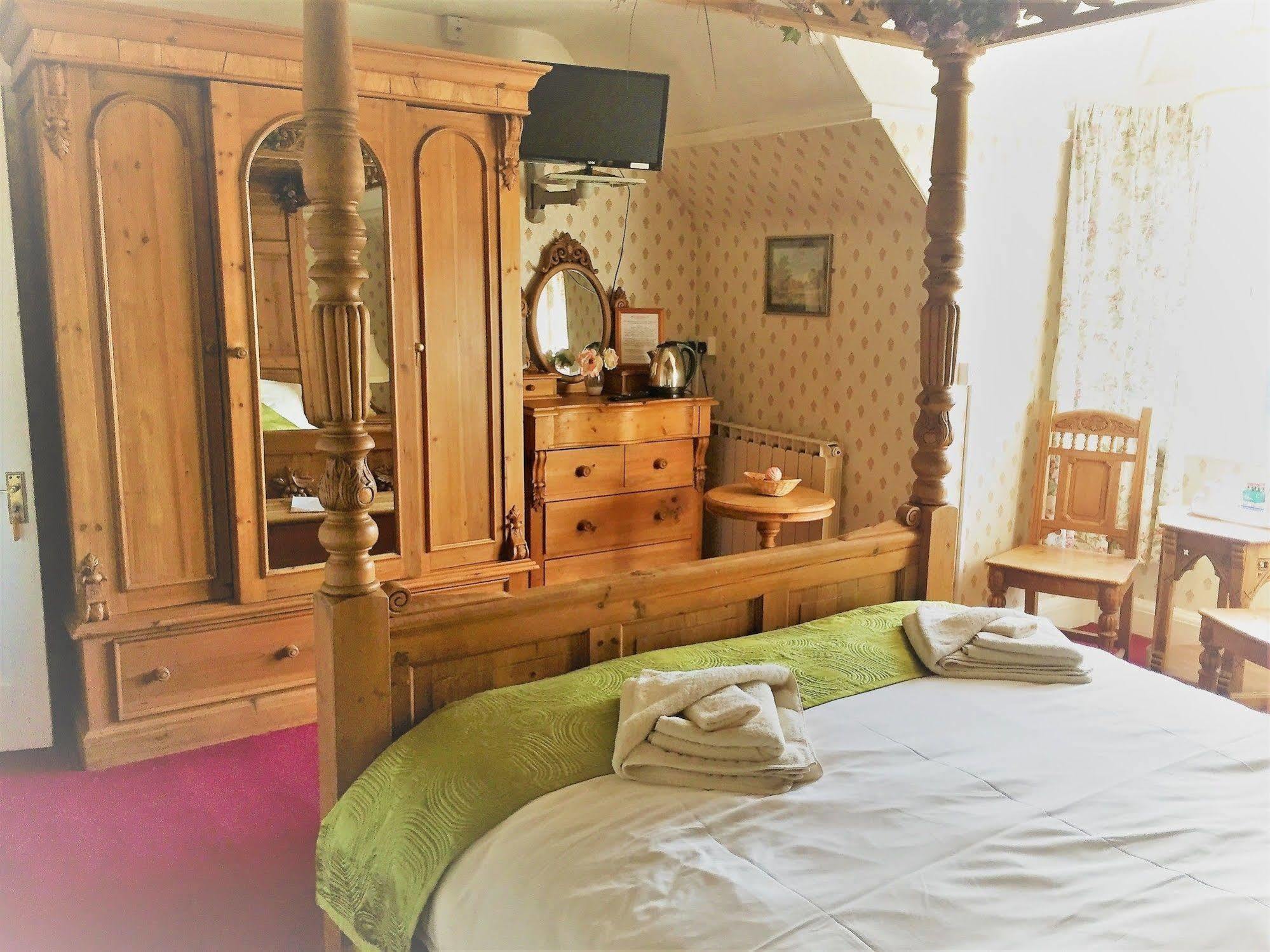 Halfway House Inn Country Lodge Йеавил Экстерьер фото